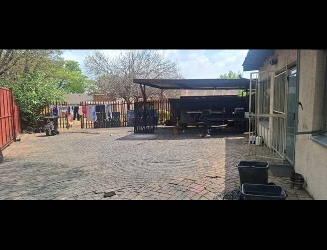 9 BEDROOM HOUSE FOR SALE IN KEMPTON PARK EXT 03